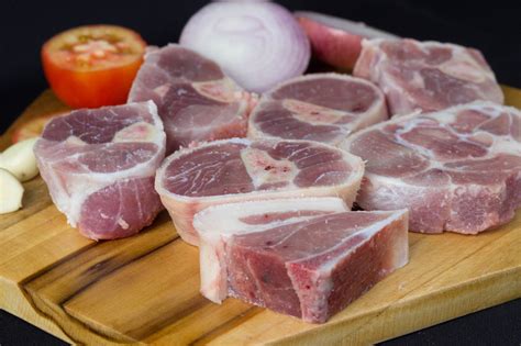 Ossobuco de cerdo en crudo y adobado