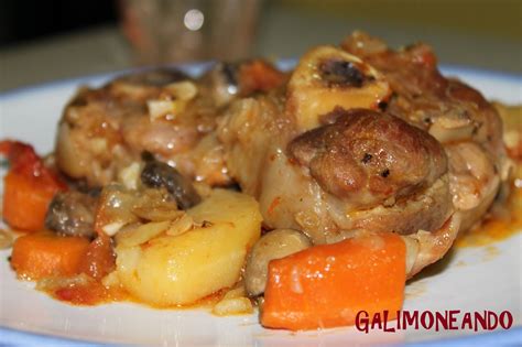 Guiso de ossobuco de cerdo cociéndose a fuego lento