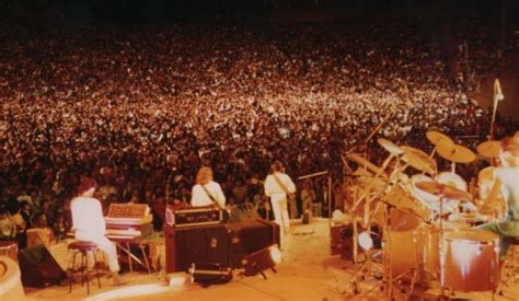 Los Jaivas interpretando en vivo junto a Isabel Parra