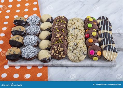 Surtido de diferentes tipos de dulces y pasteles como galletas, muffins y bombones
