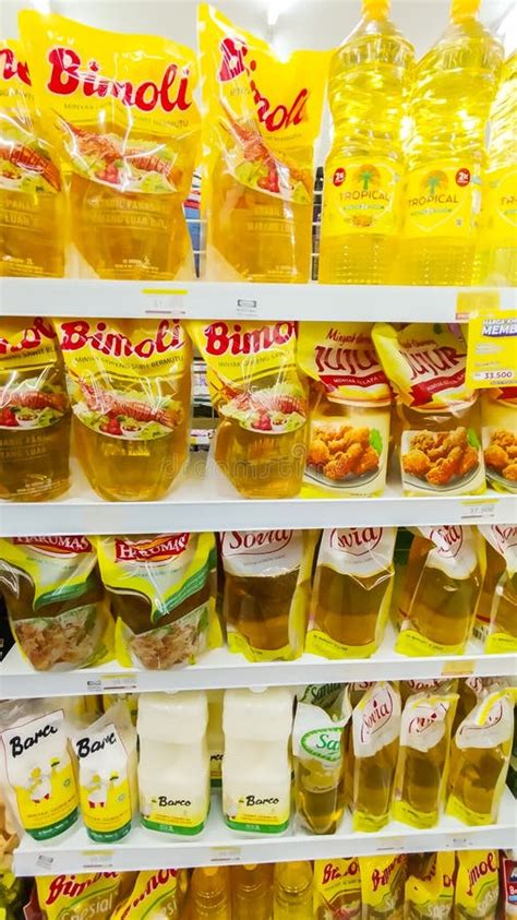 Foto: Variedad de caldos envasados en un supermercado español