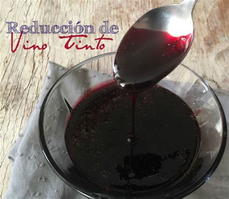 Fotografía de una sartén con una reducción de vino tinto y balsámico espesándose.