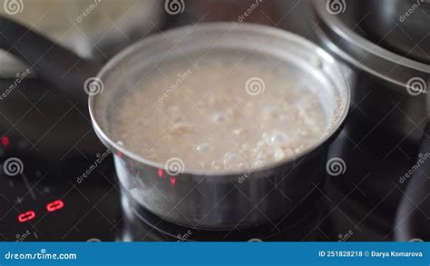 olla mediana con avena hirviendo a fuego lento