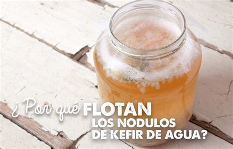 Imagen del proceso de desuerado del kéfir en un colador con tela y un recipiente debajo.