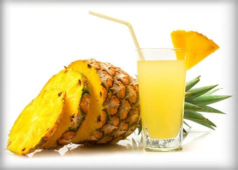 Foto de un refresco de piña con rodajas de jengibre fresco y burbujas, servido en un vaso alto