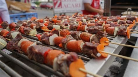 infografía: comparación de precios de anticuchos y terremotos en Fiestas Patrias 2019 vs. 2023