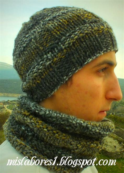 Foto de gorro y cuello de lana gruesa en punto acordeón con pompón