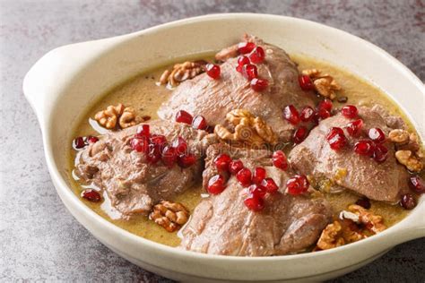 Pollo estofado con salsa de membrillo y nueces servido en un plato