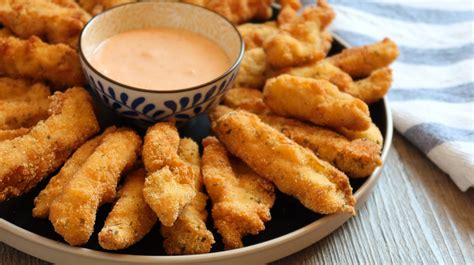Tiras de pollo macerándose con limón y pimienta