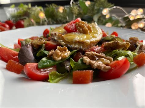 Ensalada fresca con membrillo, tomate y nueces