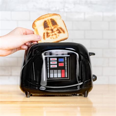 Tostadora de Darth Vader imprimiendo el logo de Star Wars en una tostada