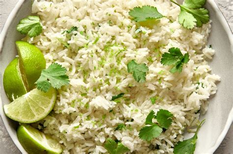 Plato de arroz con cilantro y limón, fresco y aromático