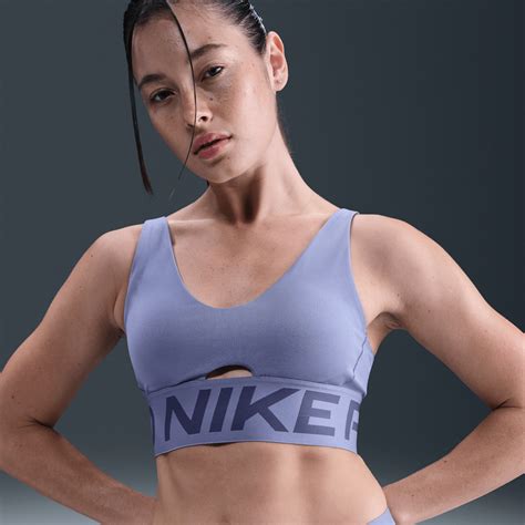 Mujer eligiendo un sujetador deportivo en una tienda