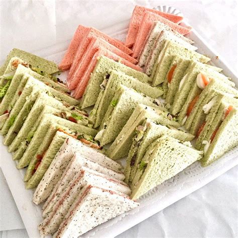 Sándwiches de queso crema variados, listos para servir