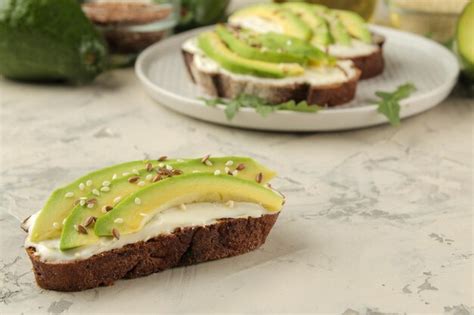 Sándwiches vegetales de queso crema en un plato