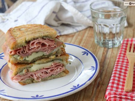 Sándwiches de mortadela de pavo con queso crema
