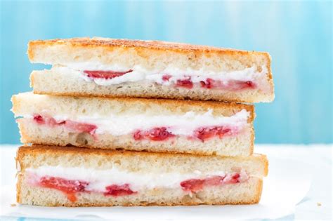 Sándwiches dulces de queso crema y fresas