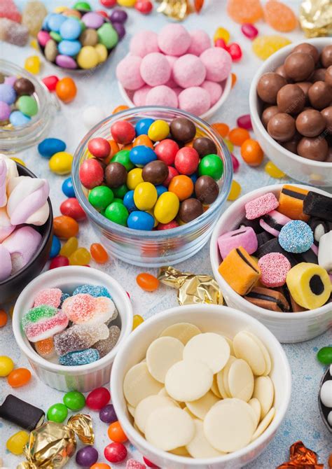 Variedad de dulces y productos con regaliz