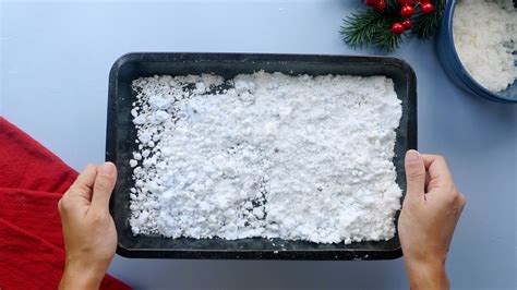 Bandeja con nieve casera hecha de bicarbonato para jugar