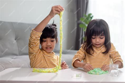 Manos de niño jugando con slime casero de colores
