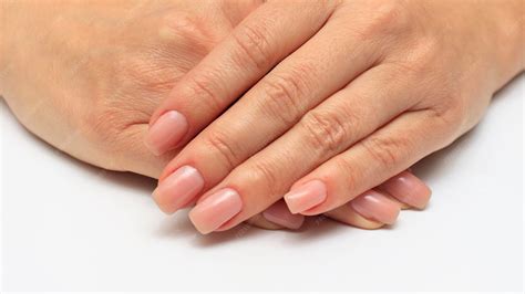 Primer plano de manos con uñas fuertes y cuidadas