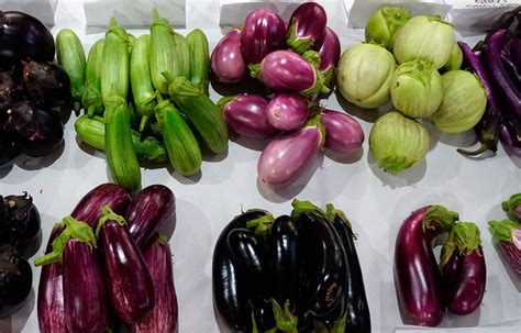 Selección de diferentes variedades de berenjenas en un mercado