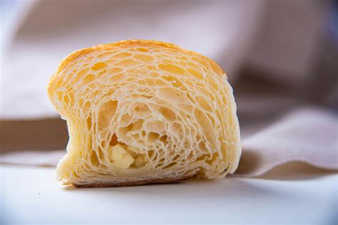 foto de masa para pastel recién batida o panadería con productos recién horneados