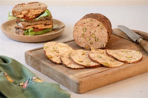 fiambre de pollo con pistachos en rodajas