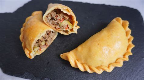 Empanadas sin gluten apiladas, listas para congelar