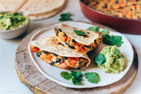 Foto temática de platos vegetarianos con frijoles, como tortitas o quesadillas