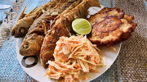 Pescado frito en una playa caribeña con tostones