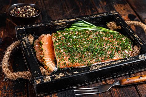 Variedades de salmón curado con diferentes hierbas y especias