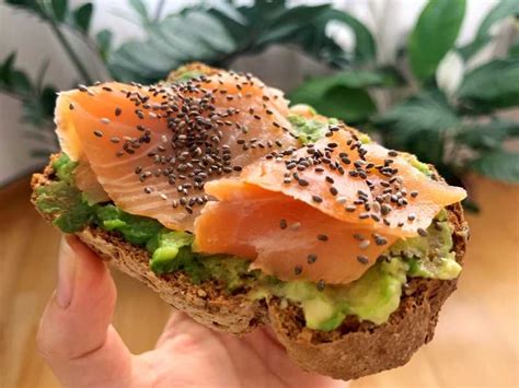 Tostada de aguacate y salmón curado con semillas de sésamo