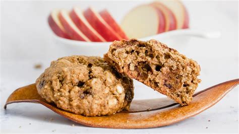 Galletas de avena y manzana recién horneadas en una bandeja.