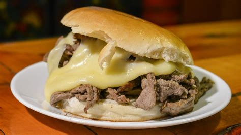 Sándwich Barros Luco tradicional con carne y queso derretido en pan