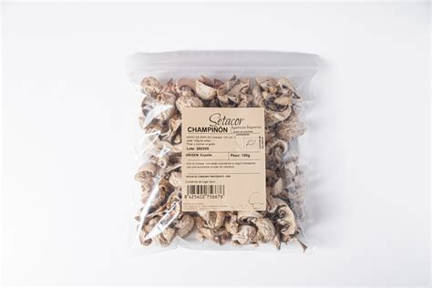 Champiñones deshidratados rehidratándose en agua caliente