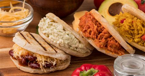 Fotografía de arepas venezolanas con diversos rellenos apetitosos.