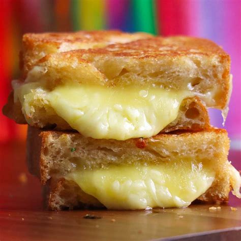 Fotografía de un sándwich abierto con queso mantecoso derretido