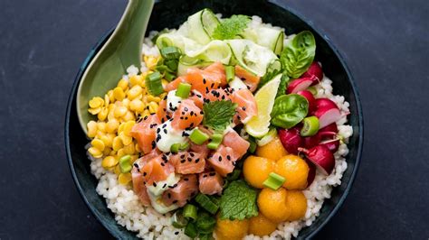 Foto de variados platos de sushi y poke bowls