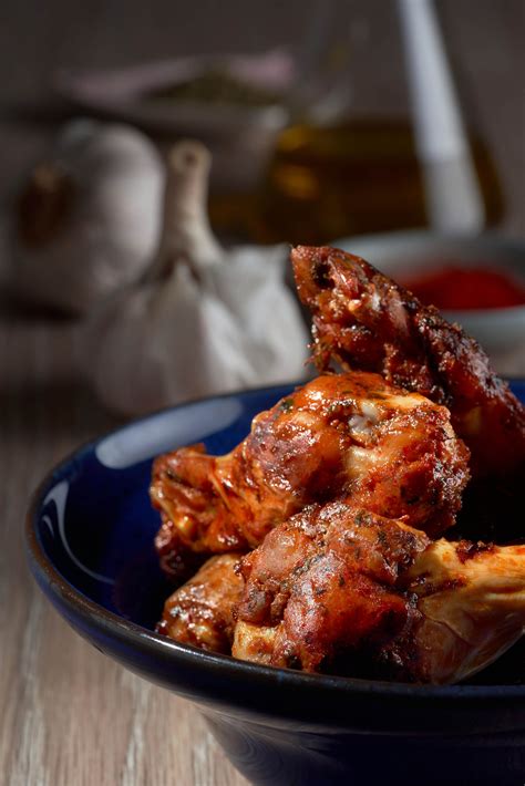 Alitas de pollo marinadas con ajo, sal y pimienta