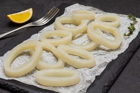imagen de calamares limpios y cortados en anillas listos para cocinar