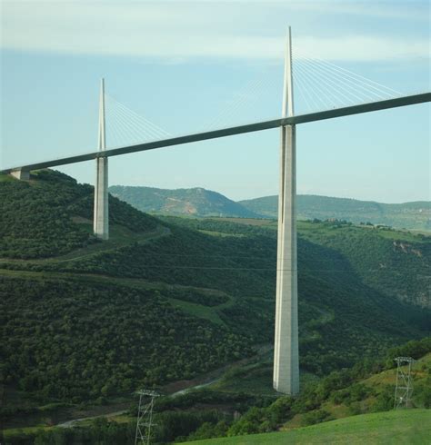Fotografía del Puente de Millau desde una perspectiva baja, destacando su altura