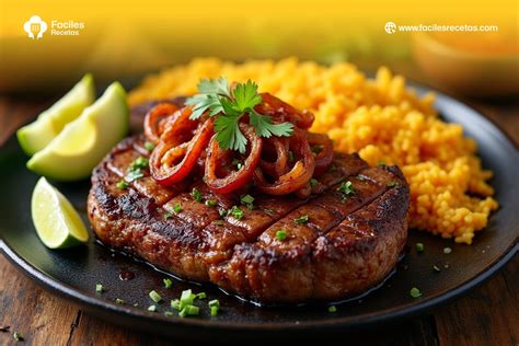 Plato de bistec de res en salsa servido con guarnición de arroz y vegetales frescos