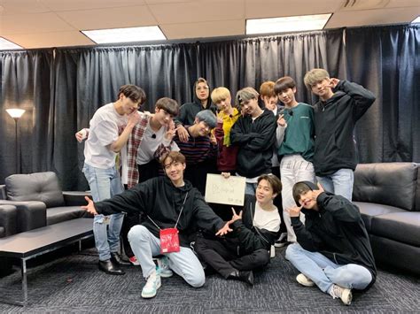 Foto grupal de BTS y TXT en un evento