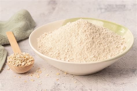 Variedad de copos de avena y harina de avena