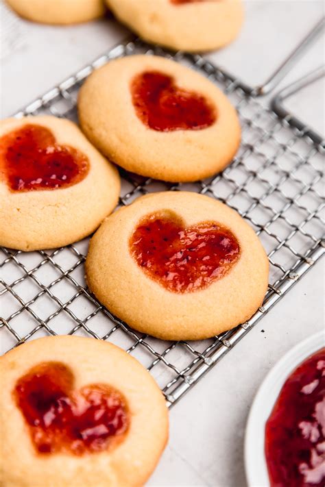 Galletas de avena con mermelada en forma de nido