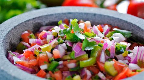 Ilustración de los ingredientes frescos del pico de gallo: tomates, cebolla, cilantro y chiles.