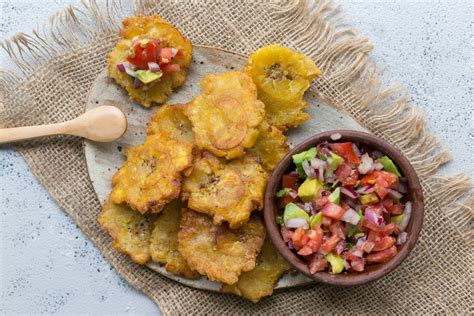 Imagen de un plato con patacones y pico de gallo colombiano.