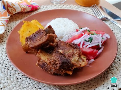 Plato de malaya frita con sus acompañamientos, arroz, papas y sarsa criolla