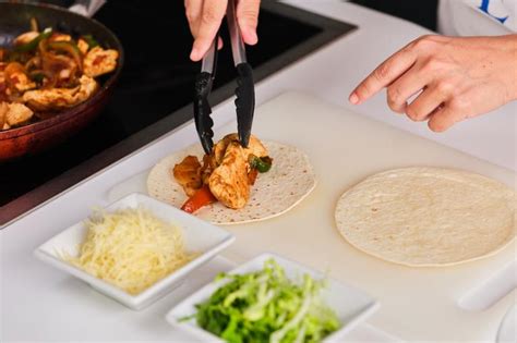 Esquema de montaje paso a paso para armar una fajita perfecta sin que se desborde el relleno